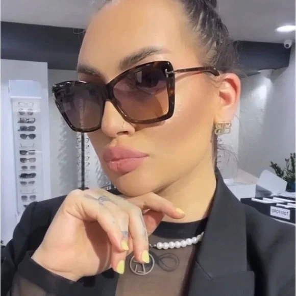 Tom Ford FT0822 Sun Glasses TOM FORD FT0822/55P DASHA - Sunglasses main image 4